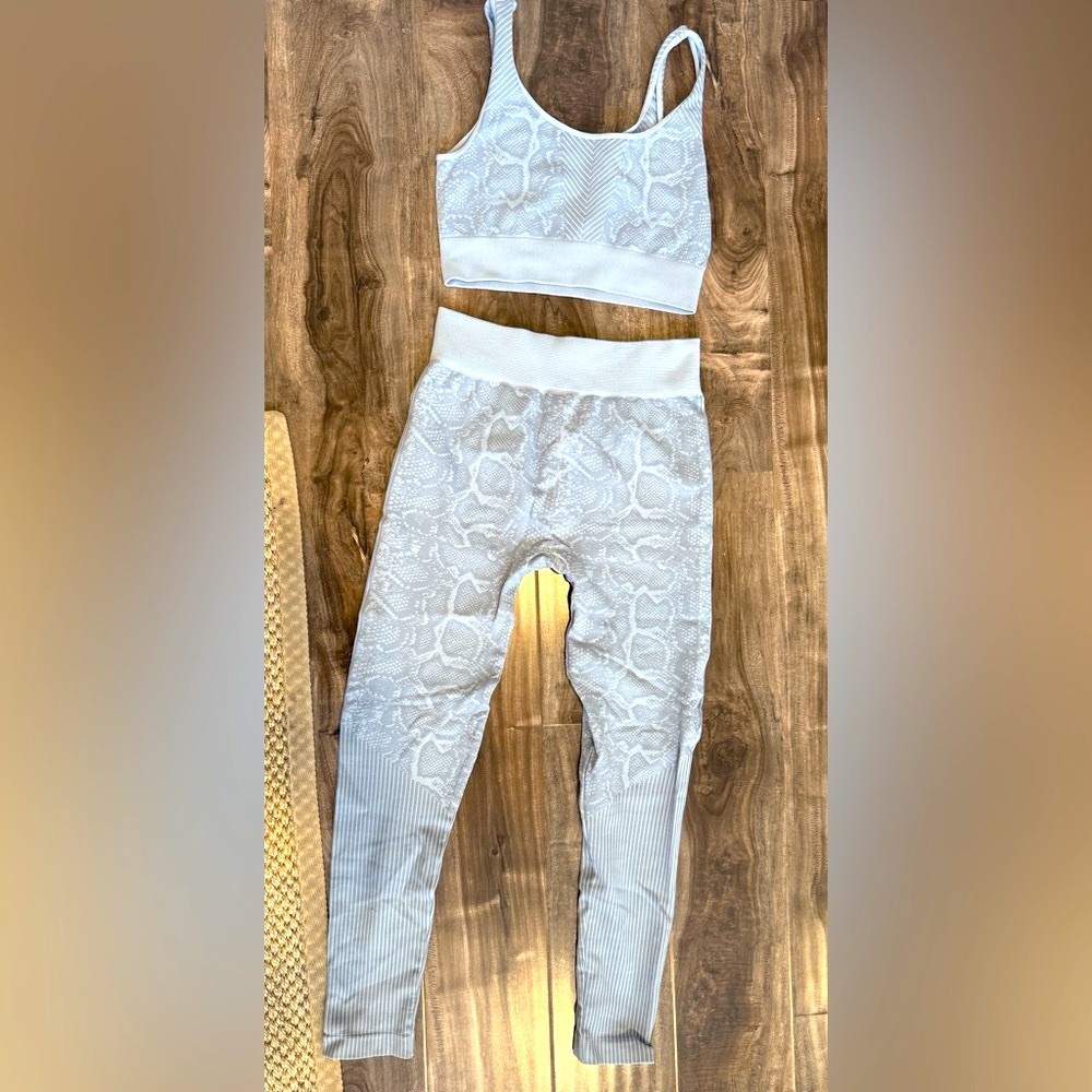 Seamless Snakeskin Activewear Set – Sports Bra & Leggings (S/M)